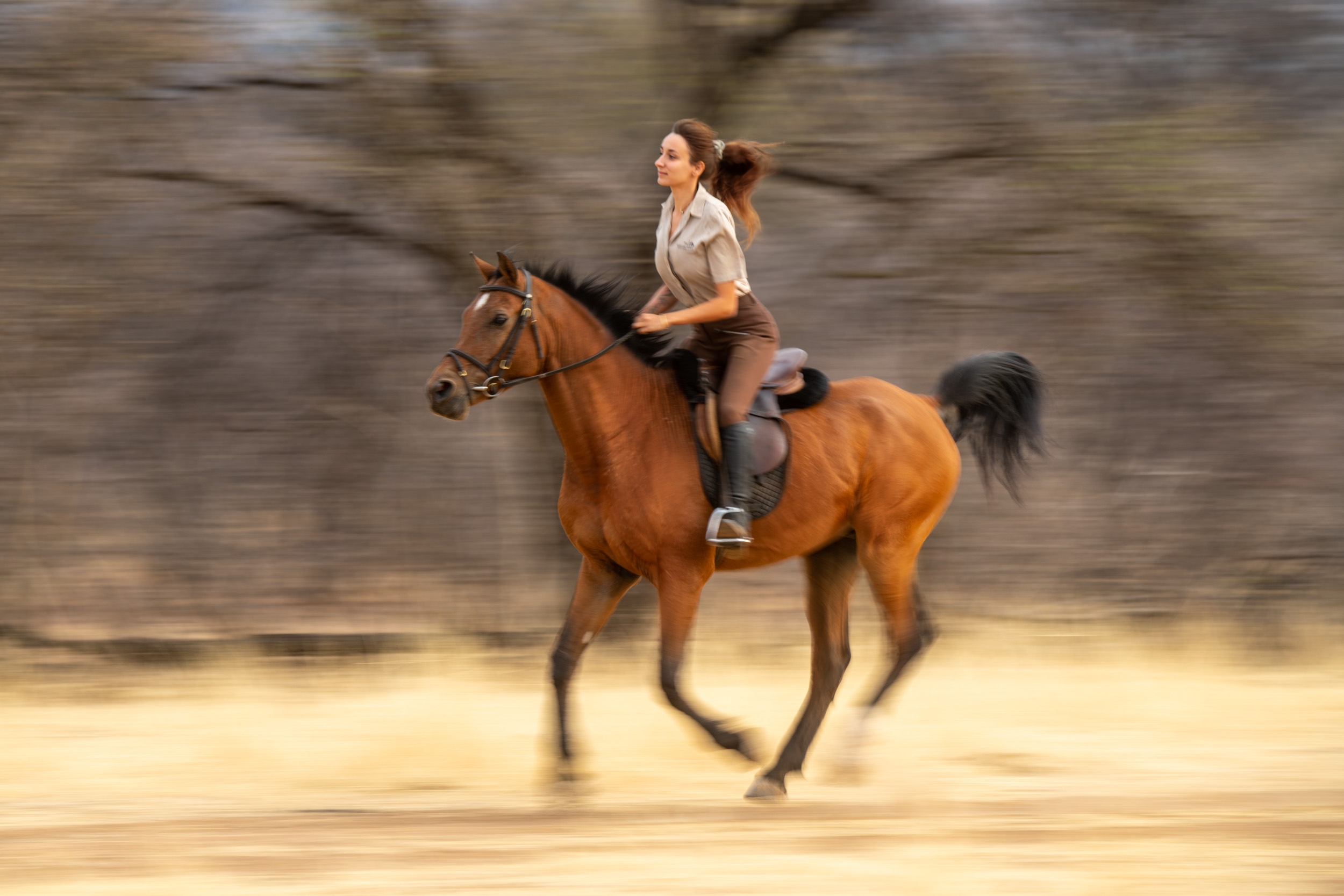 Femme galopant avec un cheval